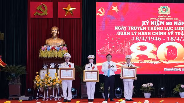 Lãnh đạo Ủy ban nhân dân tỉnh Thanh Hóa trao tặng Bằng khen cho tập thể, cá nhân có thành tích xuất sắc.
