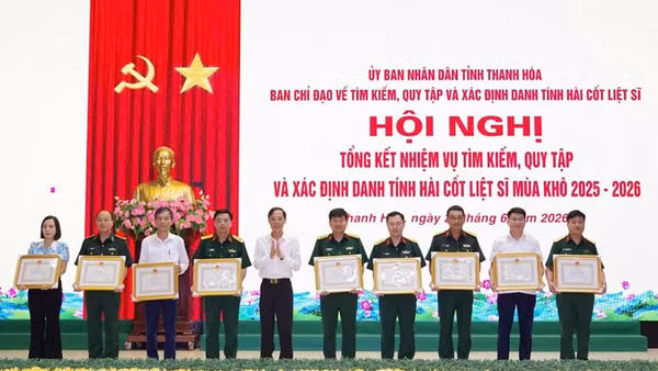 Ủy ban nhân dân tỉnh Thanh Hóa trao tặng Bằng khen cho các cá nhân có thành tích xuất sắc.