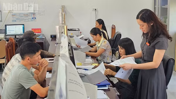 Cán bộ, nhân viên Trung tâm phục vụ hành chính công phường Trúc Lâm (Thanh Hóa) tiếp nhận, giải quyết hồ sơ hành chính cho công dân. (Ảnh: Mai Luận)