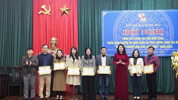 Hội Nhà báo tỉnh Thanh Hóa khen thưởng các hội viên có thành tích xuất sắc.