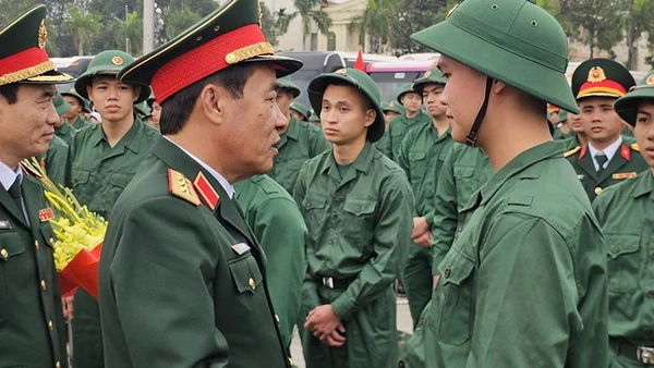 Lãnh đạo Bộ Quốc phòng ân cần hỏi thăm tân binh Thanh Hóa.