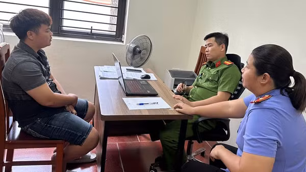 Đại diện các cơ quan chức năng ở Thanh Hóa làm việc với đối tượng có hành vi vi phạm.
