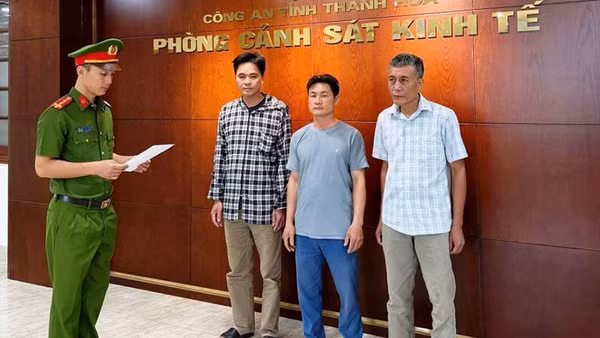Cơ quan Công an thi hành quyết định khởi tố các bị can.