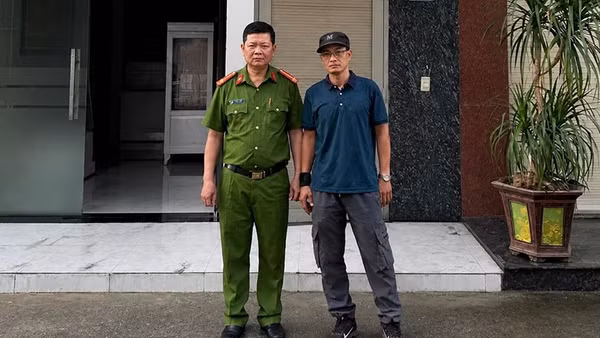 Anh Nguyễn Ngọc Tuấn cùng Công an Thanh Hóa.