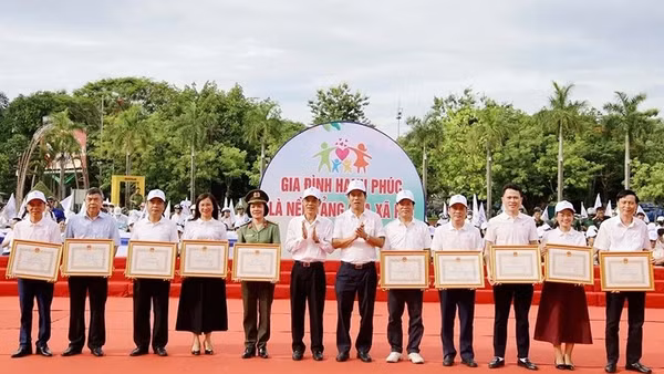Lãnh đạo tỉnh Thanh Hóa trao tặng bằng khen các tập thể, cá nhân có thành tích xuất sắc trong công tác gia đình.