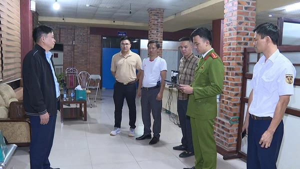 Cơ quan chức năng thi hành lệnh khám xét nơi làm việc của Nguyễn Xuân Sơn.