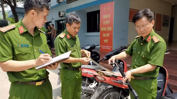 Công an kiểm tra, kê biên hung khí nguy hiểm các thanh, thiếu niên mang theo cùng phương tiện tháo biển xe.