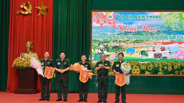 Ban Tổ chức tặng cờ lưu niệm cho đơn vị Biên phòng dự thi tiếng dân tộc Thái.