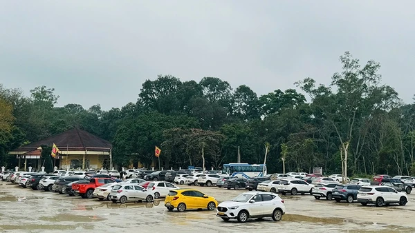 Bãi đậu, đỗ xe miễn phí ở khu vực Di tích lịch sử Lam Kinh.