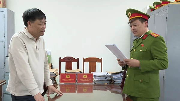 Đại diện cơ quan Công an thi hành quyết định khởi tố bị can Nguyễn Xuân Biên.