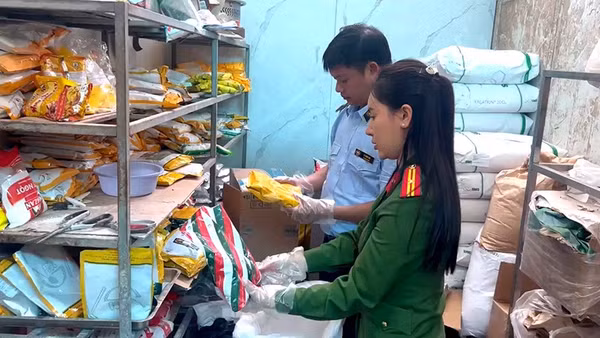 Lực lượng chức năng kiểm tra cơ sở sản xuất, kinh doanh thực phẩm.