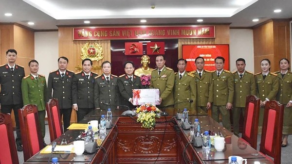 Công an tỉnh Hủa Phăn (Lào) trao tặng quà, chúc Tết Công an tỉnh Thanh Hóa.