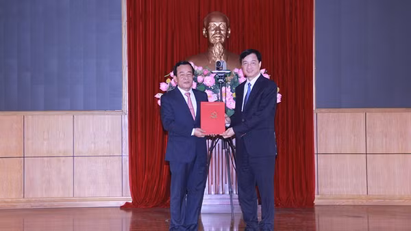 Lãnh đạo Ban Tổ chức Trung ương trao quyết định đồng chí Lê Đức Thái, Bí thư Tỉnh ủy Thanh Hóa.