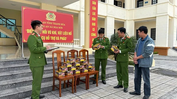 Công an kiểm tra, kê biên số lượng pháo hoa nổ công dân tự giác giao nộp.