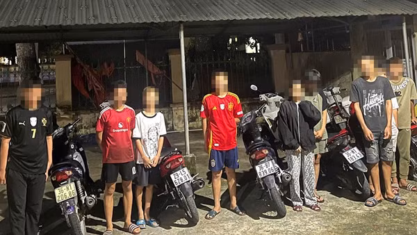 Các thiếu niên có hành vi vi phạm cùng phương tiện bị tạm giữ.
