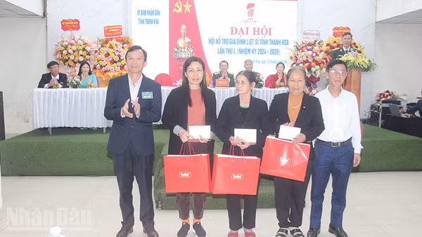 Hội hỗ trợ gia đình liệt sĩ tặng quà cho các gia đình người có công ở Thanh Hóa. ( Ảnh: Mai Luận)