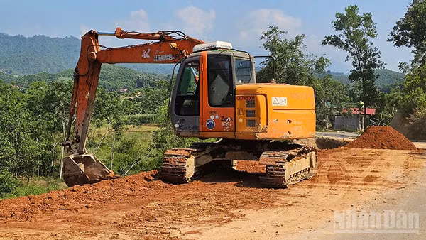 Nhân lực cùng phương tiện cơ giới khắc phục điểm sạt lở đường giao thông ở thượng du Thanh Hóa. (Ảnh: Mai Luận)