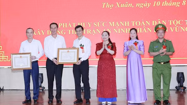 Lãnh đạo tỉnh Thanh Hóa trao tặng Bằng khen cho nhân dân và cán bộ xã Thọ Xuân đạt thành tích xuất sắc. (Ảnh: Công an Thanh Hóa)