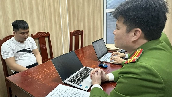 Công an xét hỏi đối tượng liên quan hành vi mua, bán động vật hoang dã quý hiếm.