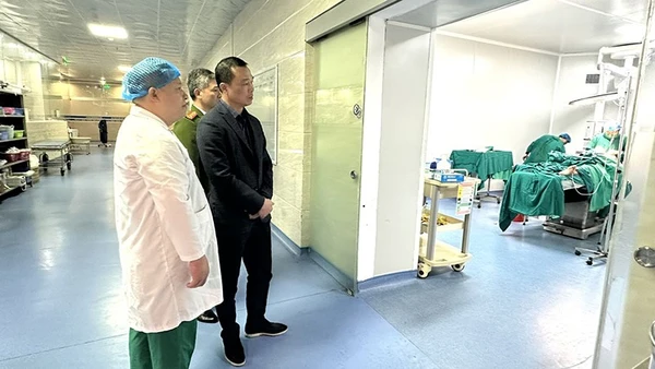 Lãnh đạo Công an tỉnh Thanh Hóa nắm bắt tình hình sức khỏe nạn nhân.