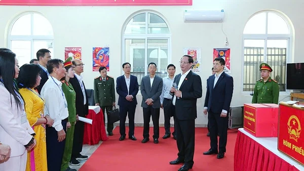 Phó Chủ tịch Quốc hội Trần Quang Phương kiểm tra điều kiện phục vụ bầu cử ở phố Bình Minh, phường Hạc Thành, tỉnh Thanh Hóa.