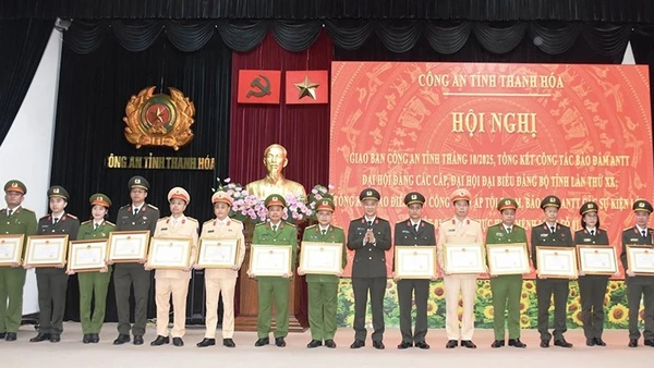 Bộ Công an, Ủy ban nhân tỉnh Thanh Hóa tặng Bằng khen cho các tập thể, cá nhân có chiến công, thành tích xuất sắc.