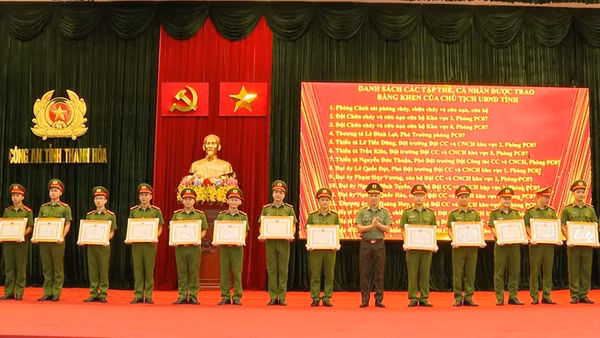 Giám đốc Công an tỉnh Thanh Hóa trao Bằng khen cho các tập thể, cá nhân có thành tích xuất sắc trong chữa cháy rừng.
