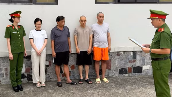 Đại diện Cơ quan Cảnh sát điều tra thi hành quyết định khởi tố bị can.