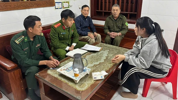 Công an cùng lực lượng chức năng đến gia đình chủ sở hữu tàu cá đối soát thông tin, cập nhật dữ liệu. 