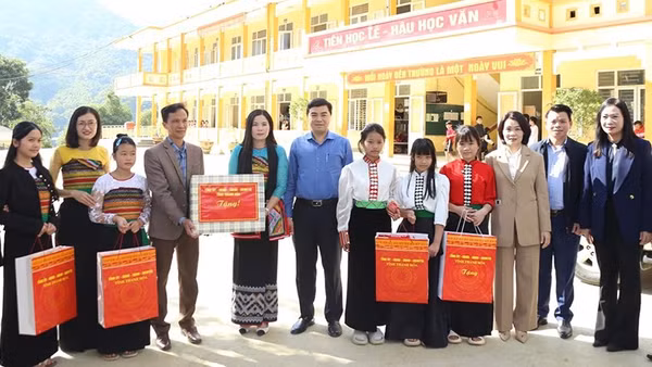 Chủ tịch tỉnh Thanh Hóa tặng quà cho tập thể nhà trường, học sinh ở xã Trung Lý.