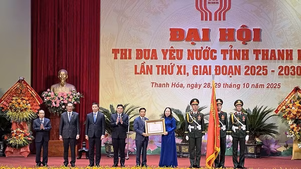 Phó Chủ tịch nước Võ Thị Ánh Xuân trao Huân chương Lao động cho tỉnh Thanh Hóa.