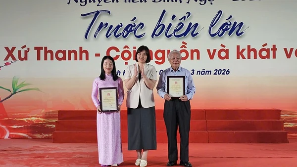 Ban tổ chức trao phần thưởng cho các đơn vị tham gia Ngày thơ Việt Nam tại Thanh Hóa.