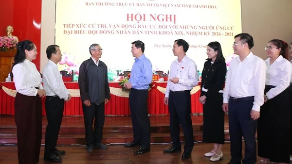 Các ứng cử viên đại biểu Hội đồng nhân dân tỉnh Thanh Hóa khóa XIX tiếp xúc, trao đổi với cử tri xã Thọ Xuân.