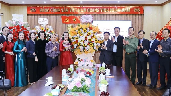 Đoàn công tác của tỉnh Thanh Hóa tặng hoa chúc mừng hội viên, phụ nữ nhân ngày 8/3.