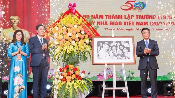 Phó Thủ tướng Chính phủ tặng ảnh "Bác Hồ với học sinh" và hoa chúc mừng Trường trung học phổ thông Hàm Rồng.