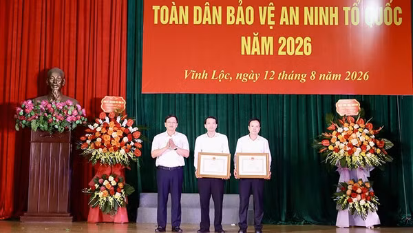 Lãnh đạo Ủy ban nhân dân tỉnh Thanh Hóa trao tặng Bằng khen cho nhân dân và cán bộ xã Vĩnh Lộc có thành tích xuất sắc trong phong trào bảo vệ an ninh Tổ quốc. (Ảnh: Công an Thanh Hóa)