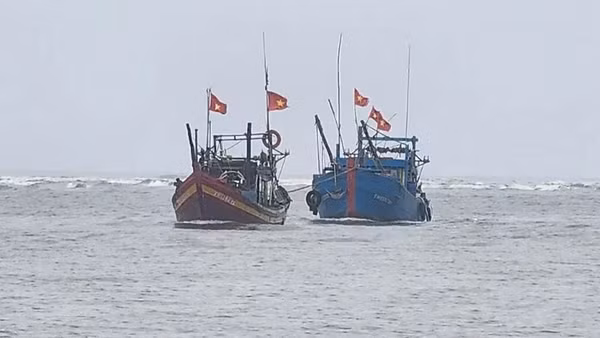 Ngư dân Thanh Hóa tham gia cứu hộ phương tiện bị chìm, lai dắt vào bờ.