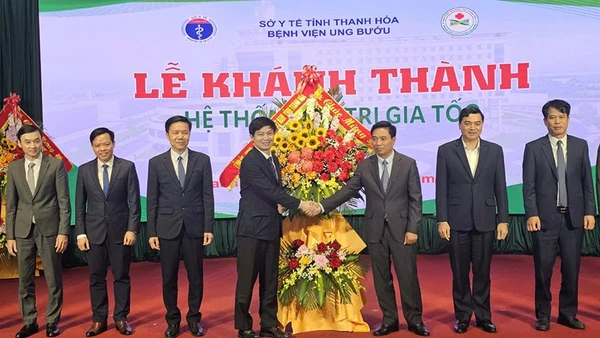 Lãnh đạo tỉnh Thanh Hóa tặng lẵng hoa, chúc mừng ngành y tế Thanh Hóa nhân Ngày thầy thuốc Việt Nam.