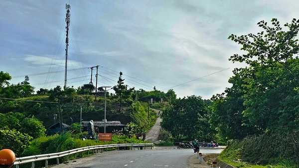 Cột thu, phát sóng viễn thông tại "cổng trời", xã Trung Lý, tỉnh Thanh Hóa.