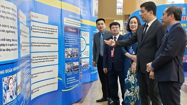 Phó Bí thư Thường trực Tỉnh ủy Thanh Hóa tham quan, trao đổi truyền thông về hoạt động Công đoàn.