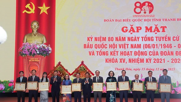 Chủ tịch tỉnh Thanh Hóa trao tặng Bằng khen cho các tập thể có đóng góp, thành tích xuất sắc.