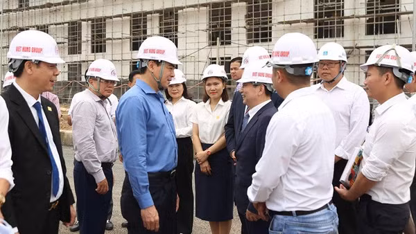 Chủ tịch tỉnh Thanh Hóa trao đổi với chủ đầu tư, nhà thầu thi công dự án.