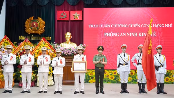 Thừa ủy quyền của Chủ tịch nước, lãnh đạo Bộ Công an trao Huân chương Chiến công cho Phòng An ninh kinh tế, Công an tỉnh Thanh Hóa.