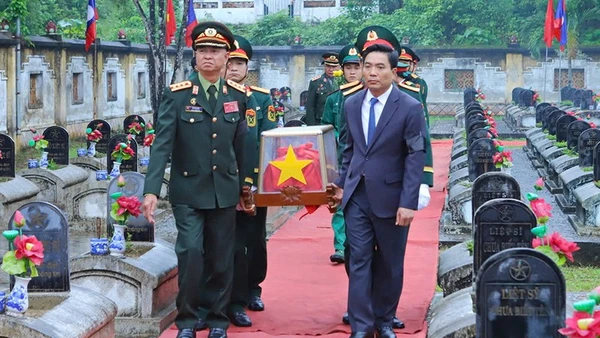 Các đại biểu đón, di chuyển, an táng hài cốt liệt sĩ tại Nghĩa trang Đồng Tâm.