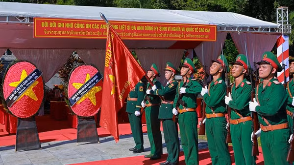 Đội quân kỳ tham gia nghi lễ truy điệu các liệt sĩ.