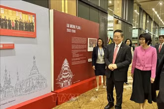 Đại sứ Tôn Thị Ngọc Hương, Trưởng Phái đoàn Đại diện Việt Nam tại ASEAN và Tổng Thư ký ASEAN Kao Kim Hourn tại Triển lãm ảnh “25 năm Hội nhập”.