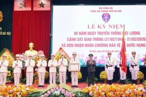 Trung tướng Nguyễn Thanh Tùng trao Huân chương Bảo vệ Tổ quốc hạng Nhì cho Phòng Cảnh sát giao thông Hà Nội.