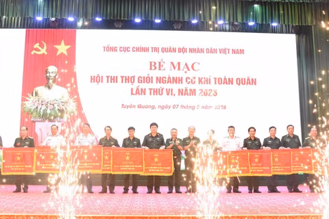 Thượng tướng Lê Quang Minh trao Cờ của Chủ nhiệm Tổng cục Chính trị tặng các tập thể đạt thành tích cao tại hội thi. (Ảnh: ANH KIM)