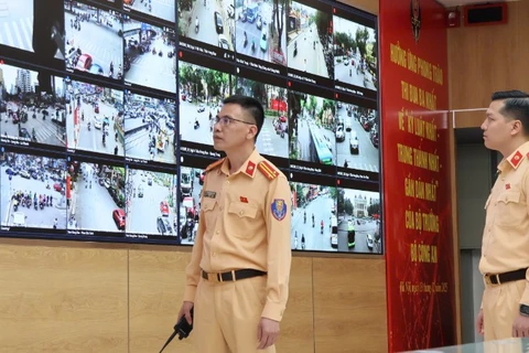 Cảnh sát giao thông ứng trực, xử lý tình huống tại Trung tâm điều khiển giao thông.