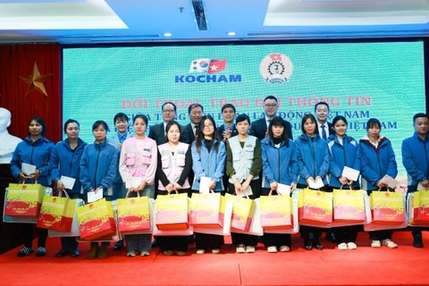 Tặng quà hỗ trợ đoàn viên, người lao động có hoàn cảnh khó khăn trong doanh nghiệp Hàn Quốc.